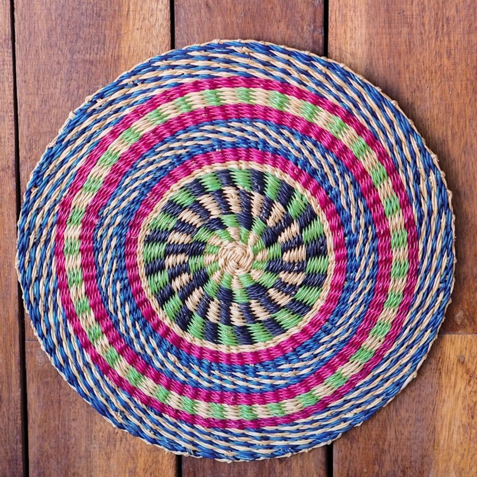 Traditional Handwoven Round Multicolor Raffia Wall Art 'Happy Nest II'