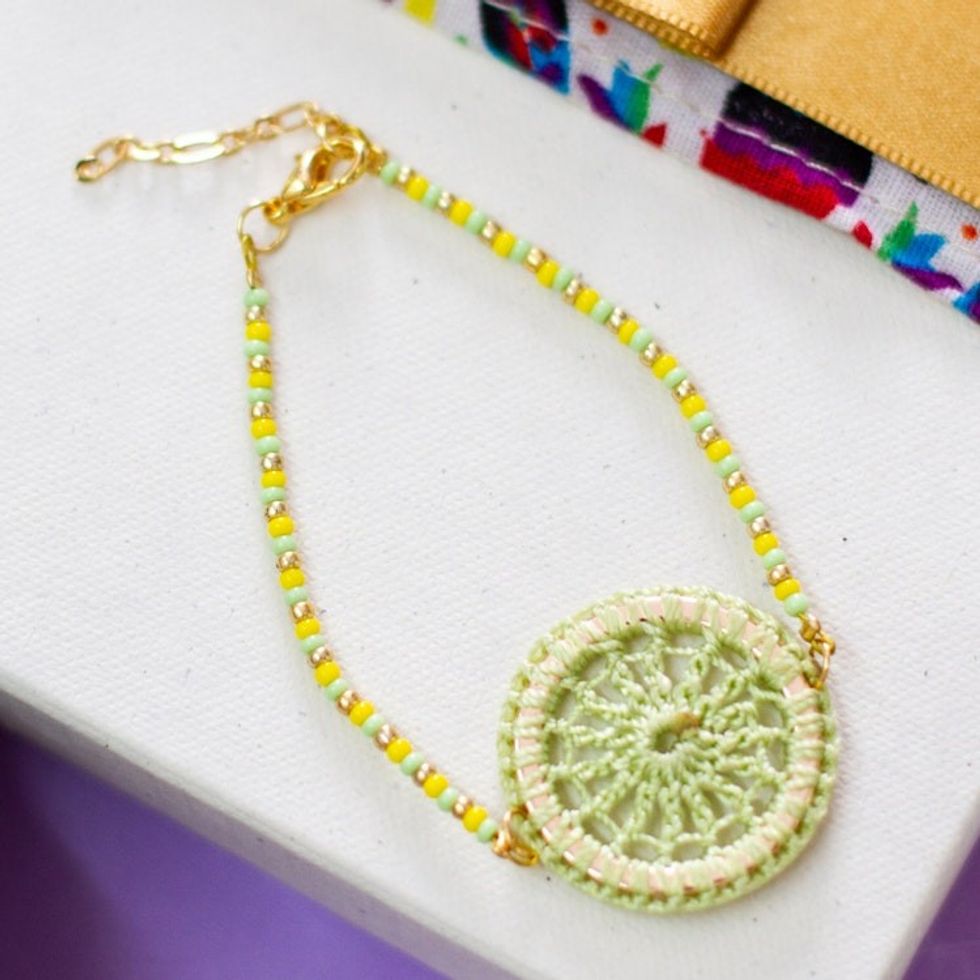 Hand-Crocheted Pendant Bracelet with Gold Accents 'Daphne'