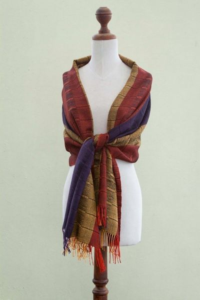 Alternate image for 100 alpaca shawl Dahlias of Tarma