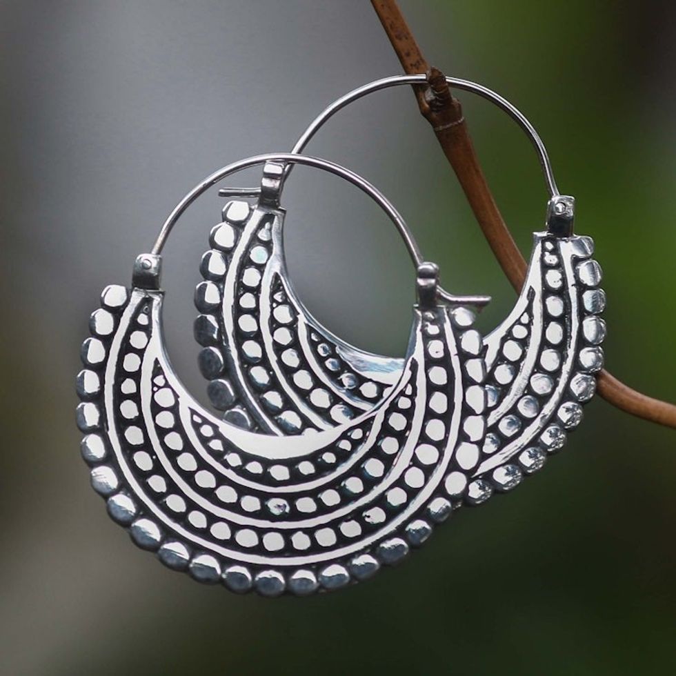 il_fullxfull.7732441927_glmq.jpg Elegant silver-toned hoop earrings with intricate ornate engraving. display picture 1