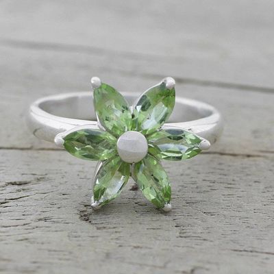Primary image for Peridot and Sterling Silver Floral Ring from India Sparkling Daisy