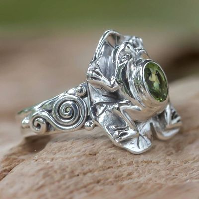 Alternate image for Peridot and silver frog cocktail ring Green Rainforest Frog