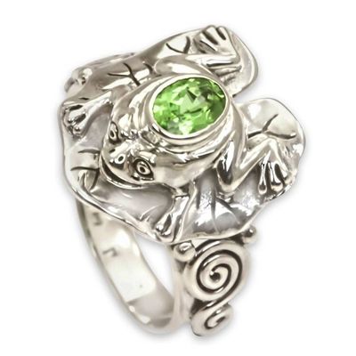 Alternate image for Peridot and silver frog cocktail ring Green Rainforest Frog