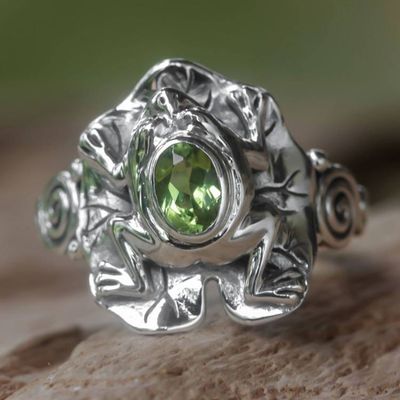 Alternate image for Peridot and silver frog cocktail ring Green Rainforest Frog