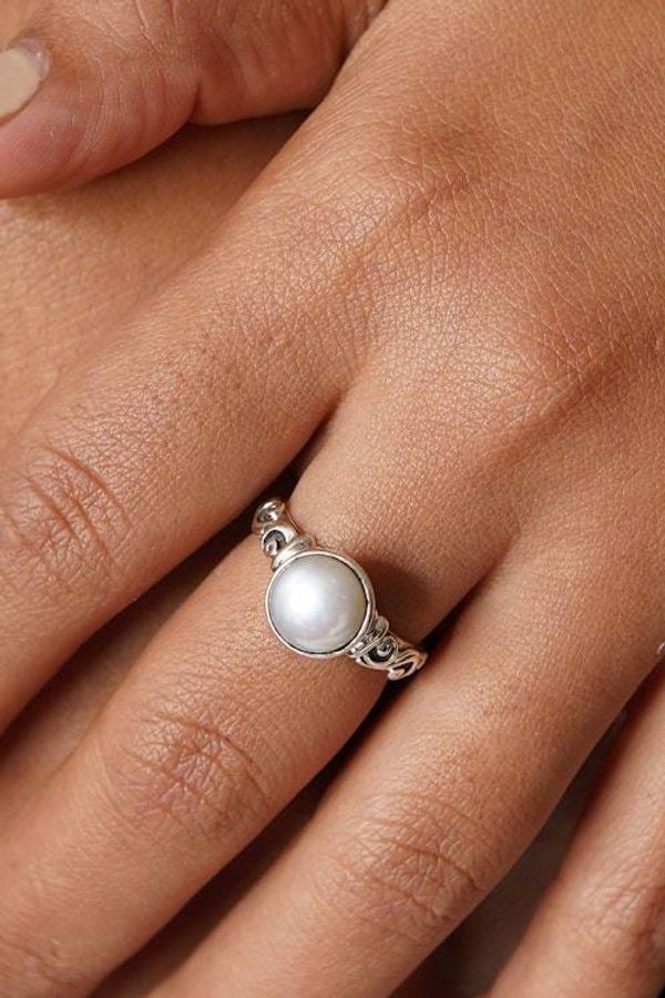 Alternate image for Balinese Sterling Silver and Grey Pearl Single Stone Ring Tides of Innocence