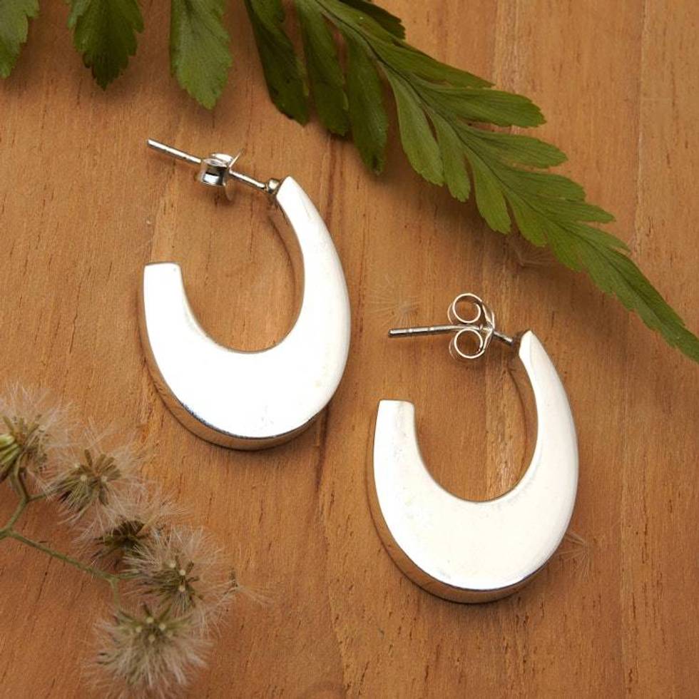 Modern Silver Half-Hoop Earrings with Polished Finish 'Modern Inspiration'