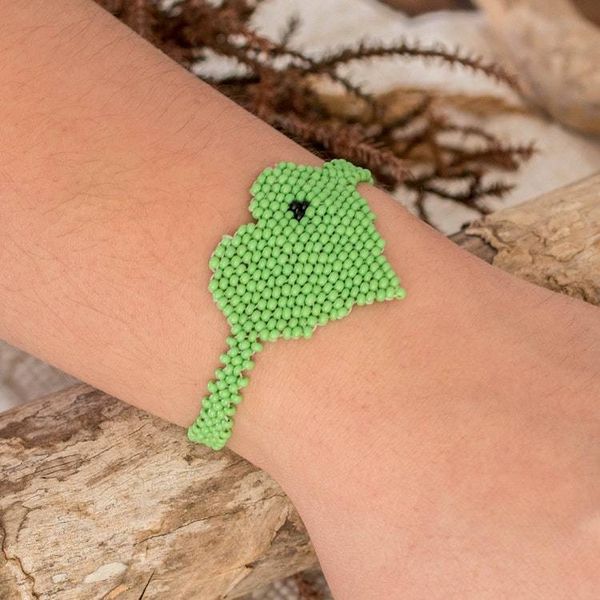 Alternate image for Adjustable Beaded Pendant Bracelet in Green with Heart Motif Green Love Inspiration