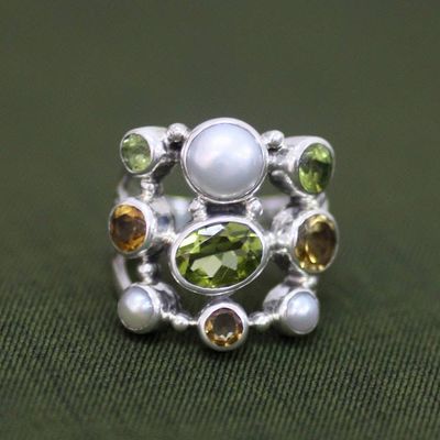Alternate image for Pearl and Peridot Cluster Ring Tree of Lights