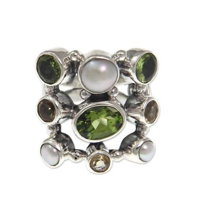 Alternate image for Pearl and Peridot Cluster Ring Tree of Lights