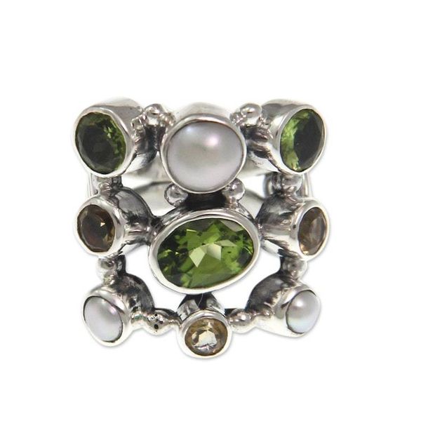 Alternate image for Pearl and Peridot Cluster Ring Tree of Lights