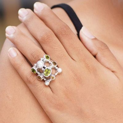 Alternate image for Pearl and Peridot Cluster Ring Tree of Lights