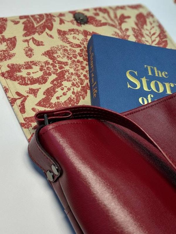 Alternate image for Shoulder Bag in Crimson - The Lyrist