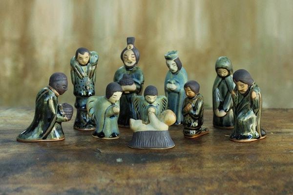 Alternate image for Unique 10-piece Ceramic Nativity Scene Iridescent Holy Birth