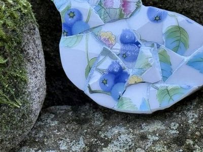 Alternate image for Mini mosaic bird from broken china, small magnet or easel decor,  fridge art, unique gift