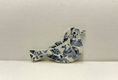 Alternate image for Mini mosaic bird from broken china, small magnet or easel decor,  fridge art, unique, cute gift-