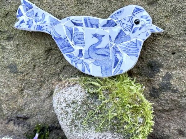 Alternate image for Mini mosaic bird from broken china, small magnet or easel decor, fridge art, unique, cute gift-