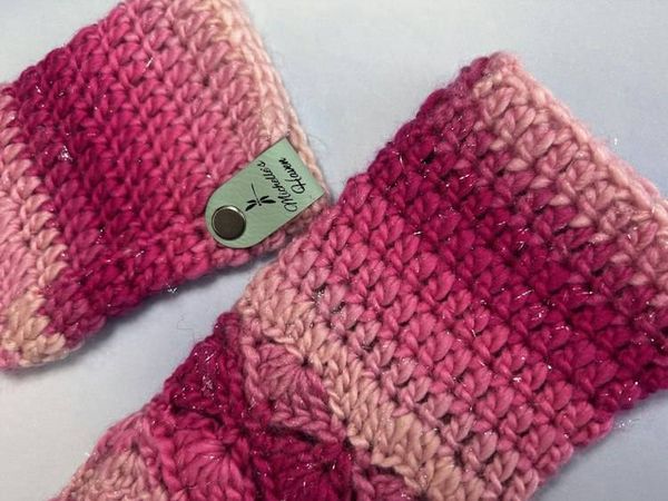 Alternate image for Rosewater Sparkle Fantail Shell Stitch Fingerless Gloves
